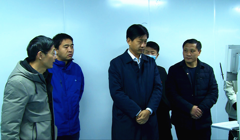 商丘市梁园区委书记薛凤林到企业访困解难